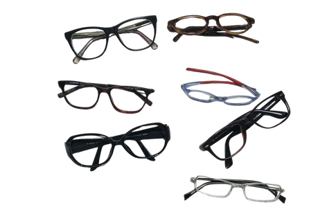 Sept paires de lunettes hors d’usage.