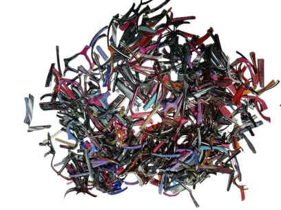 Un tas de montures en acétate broyées, de toutes les couleurs.